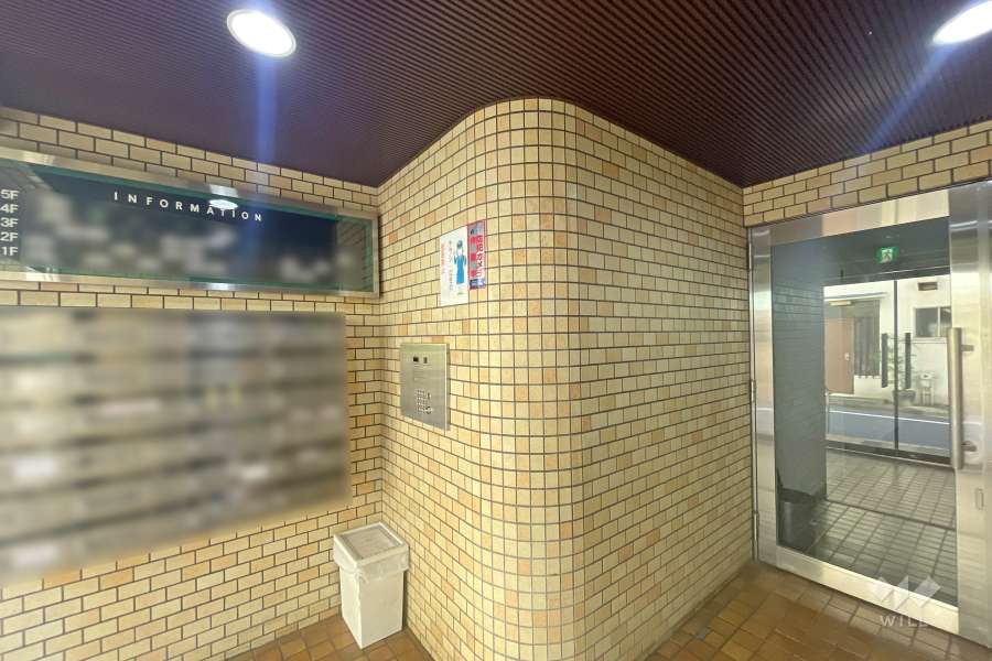 エントランスはオートロック付きです。