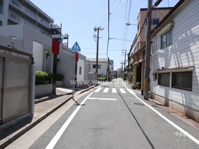 マンションの北側前面道路（東側から）