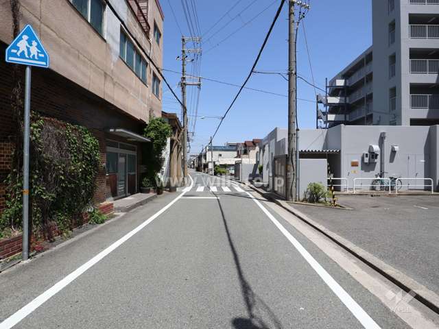 マンションの北側前面道路（西側から）