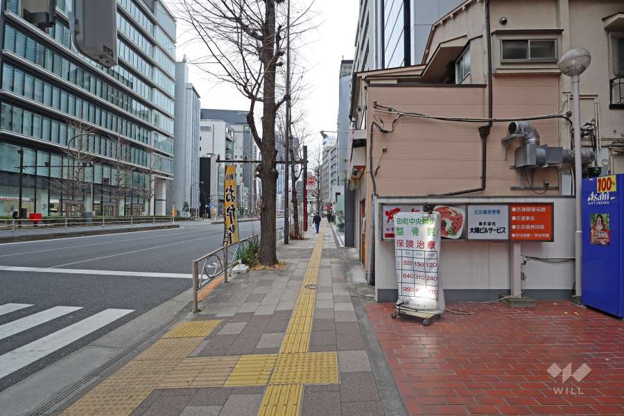 敷地南側の前面道路（東側から）