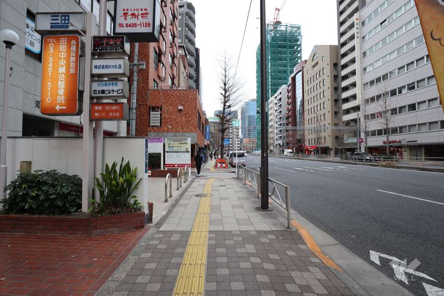 敷地南側の前面道路（西側から）