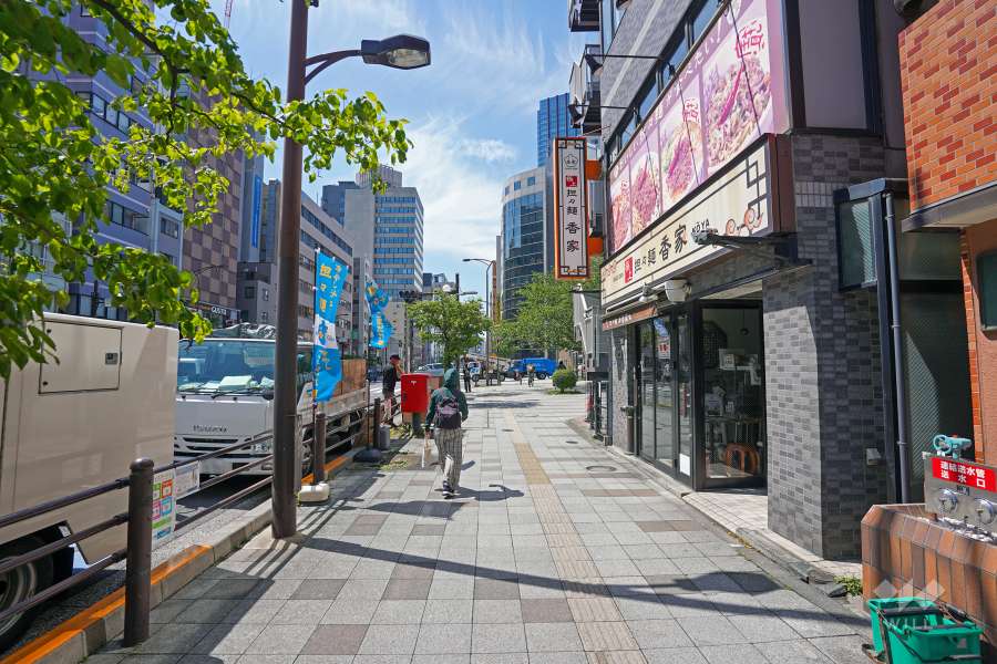 敷地東側前面道路は国道1号線です（南側から）。