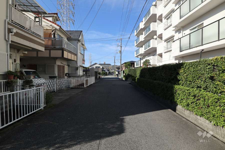 敷地西側の前面道路