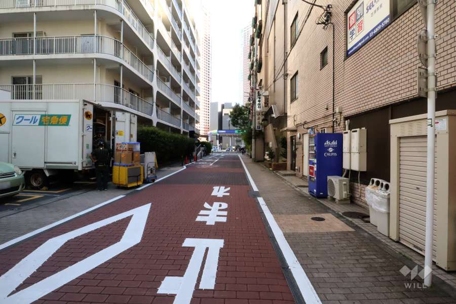 敷地南西側の前面道路(北西側から)