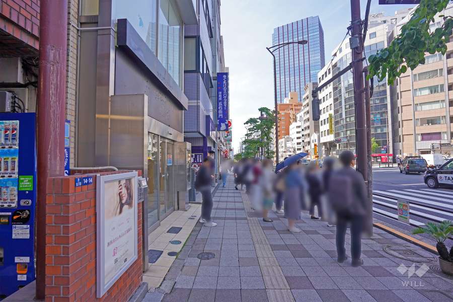 敷地西側の前面道路は新青梅街道です（北側から）。