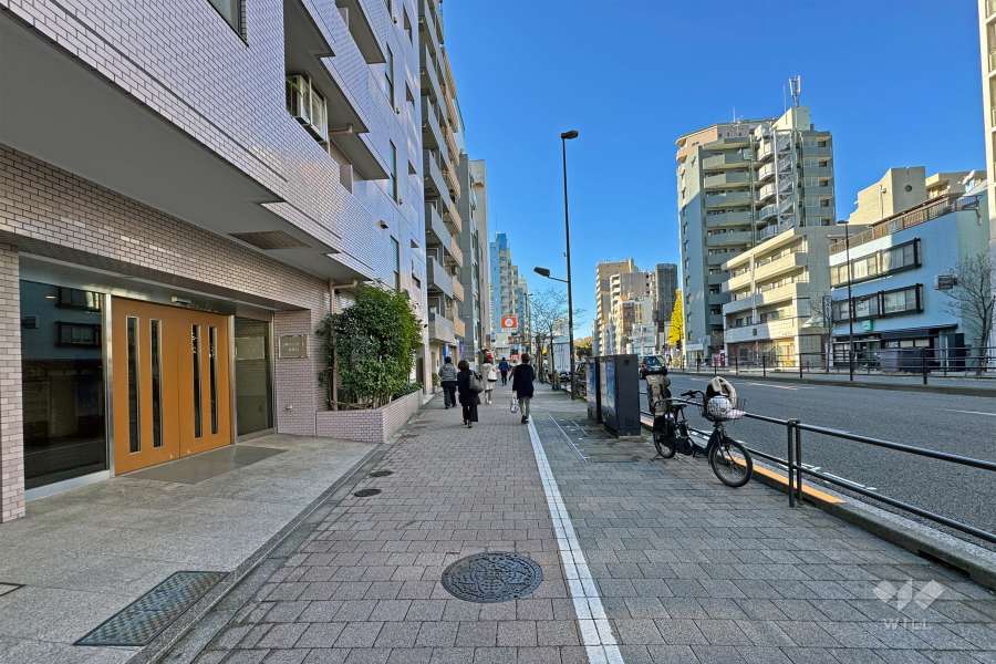 敷地北西側前面道路は都道312号線です（北東側から）