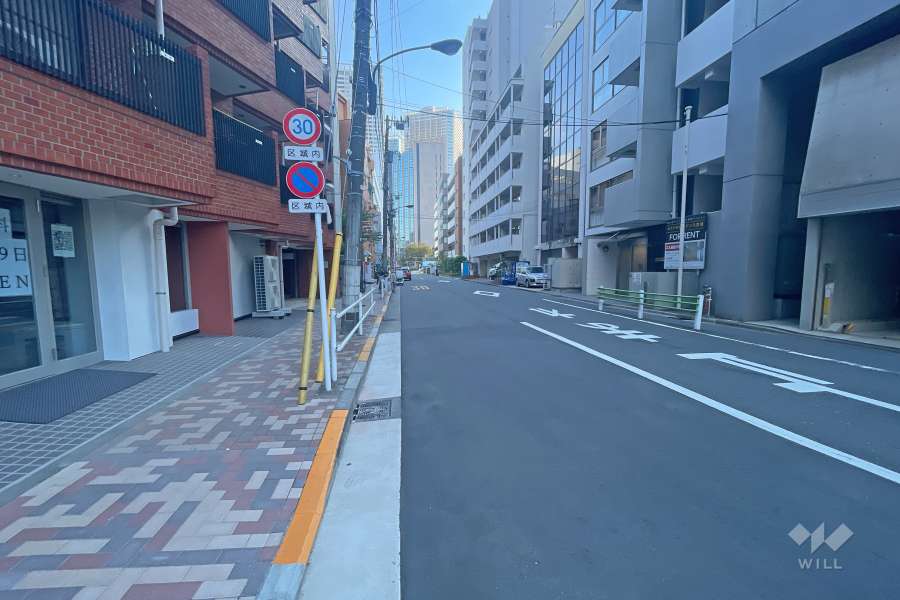 敷地西側の前面道路（北側から）