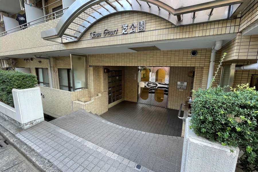 エントランスはオートロック付きです。