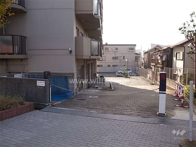 敷地内駐車場の入り口はロボットゲート付きです。
