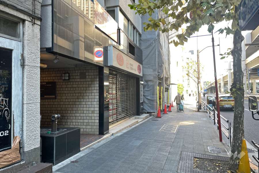 敷地南東側の前面道路（都道412号・六本木通り）