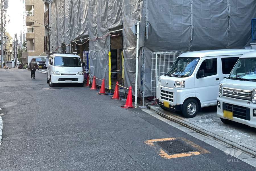 敷地北西側の前面道路（南西側から）