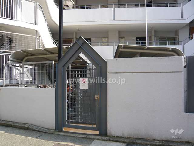 駐輪場（扉付き）