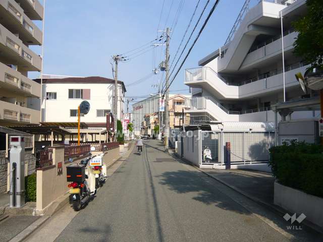 敷地北側の前面道路。周辺はマンションが多く立ち並ぶ住宅地。一部工場もあります。
