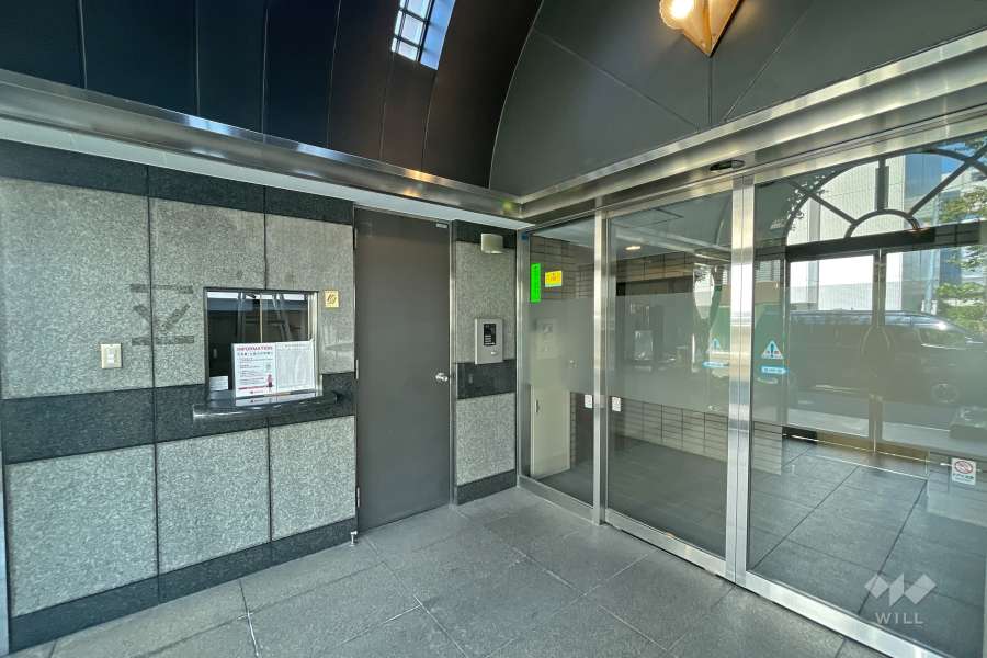 エントランスはオートロック付きです。