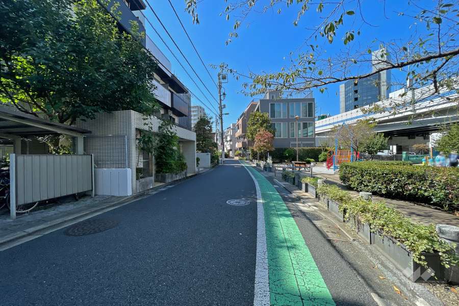 敷地北側の前面道路（東側から）