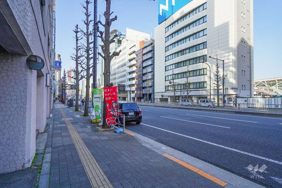 敷地東側の前面道路（南側から）