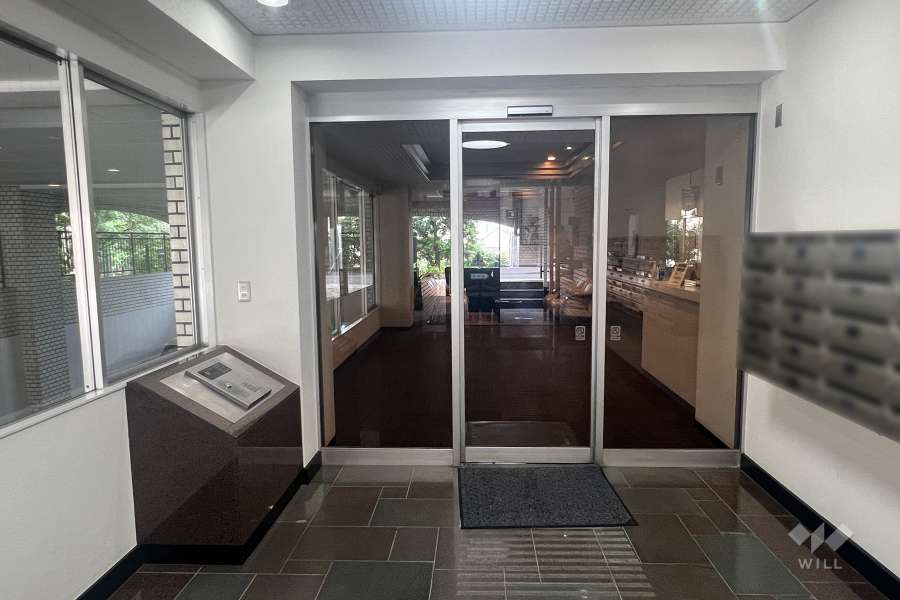 エントランスはオートロック付きです。