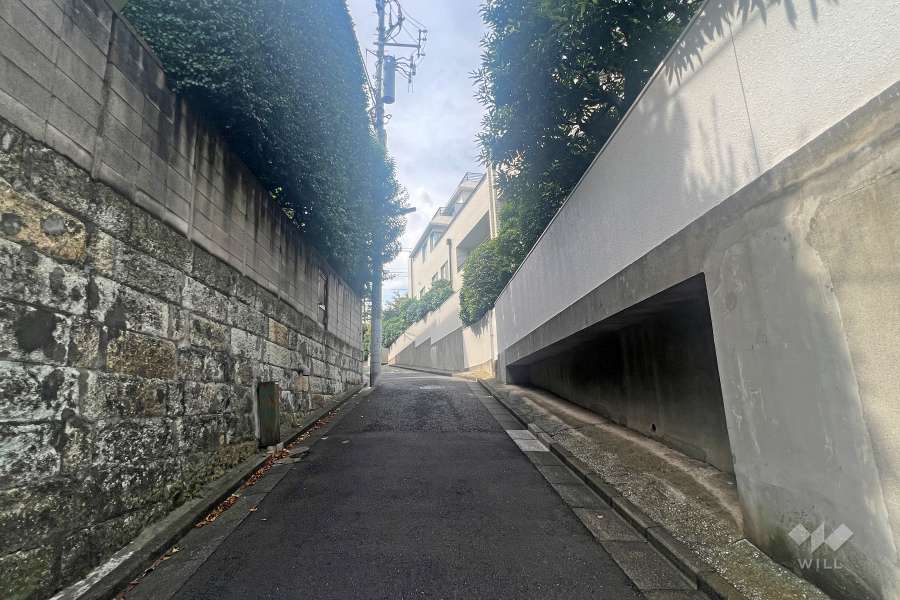 敷地北東側の前面道路
