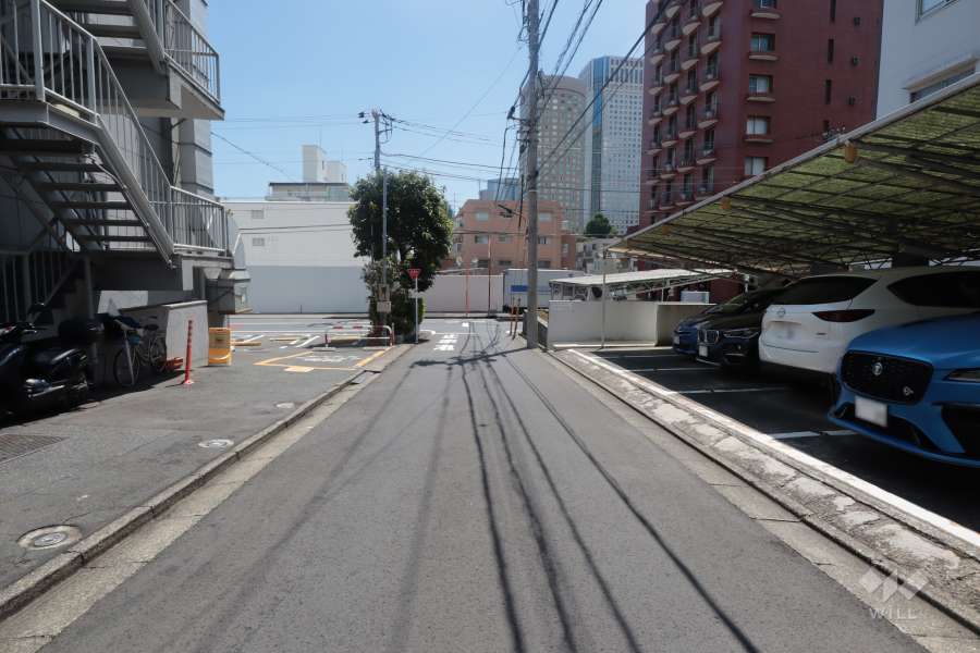 敷地北側の前面道路(西側から)