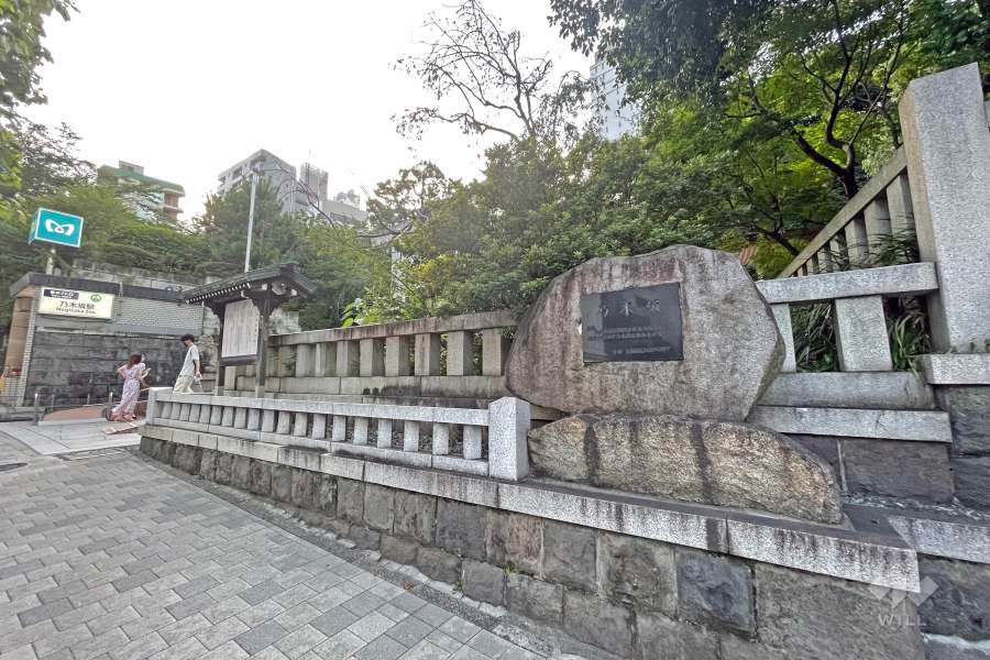 乃木坂まで50mの立地にあります。