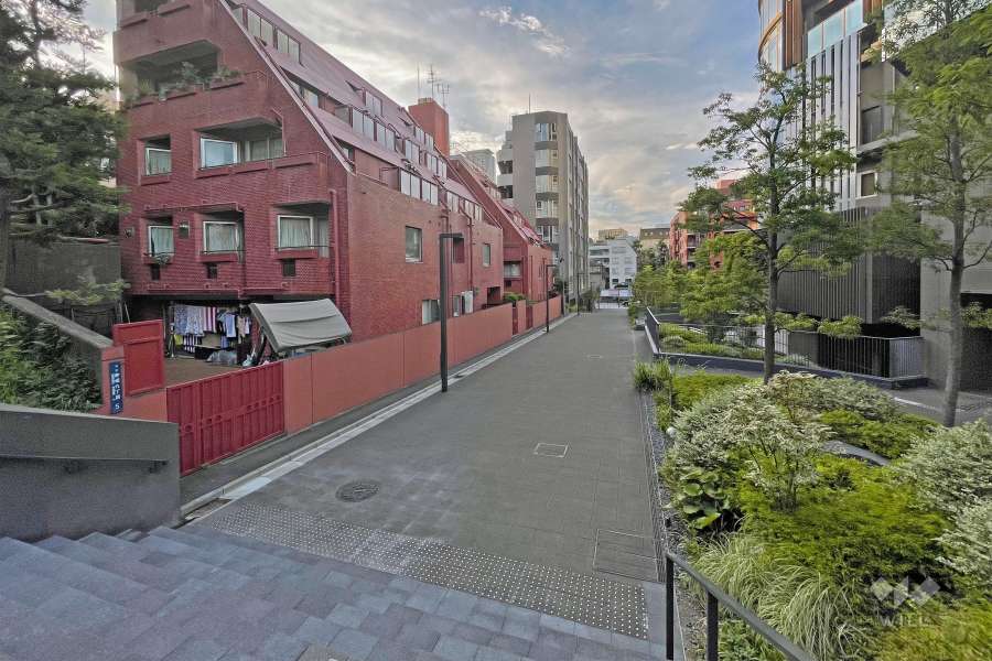 敷地の北東側前面道路（南東側から）