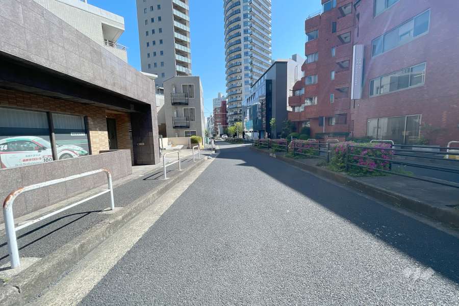 敷地南東側の前面道路