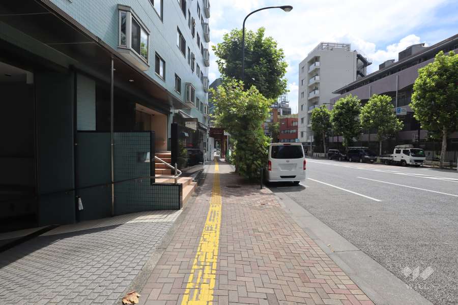 敷地西側の前面道路（北側から）