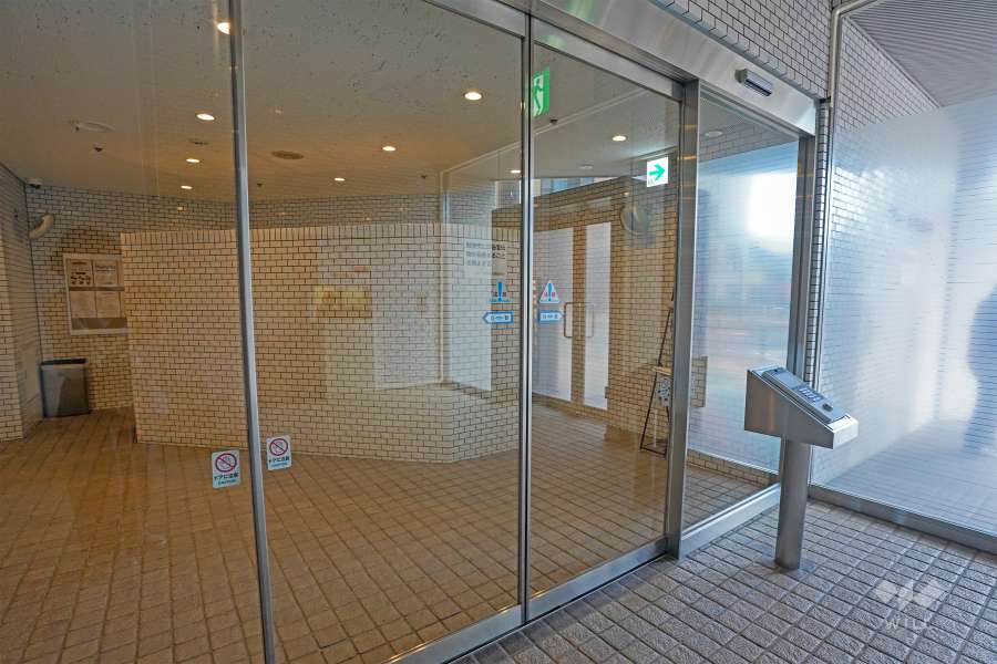 エントランスはオートロック付きです。