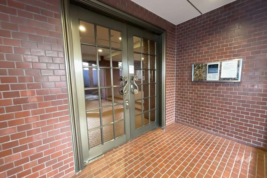 エントランスはオートロック付きです。