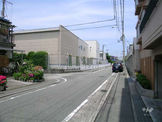 敷地の西側前面道路。周辺は区画の整った住宅地。