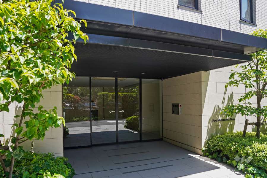 エントランスはオートロック付きです。