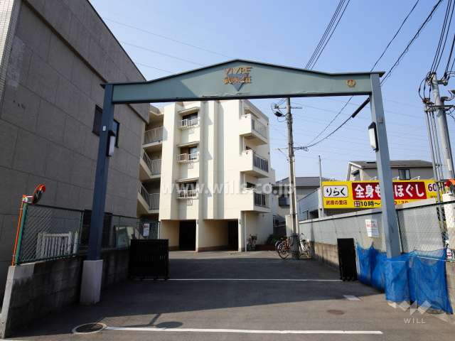 アーチが設けられた敷地入口
