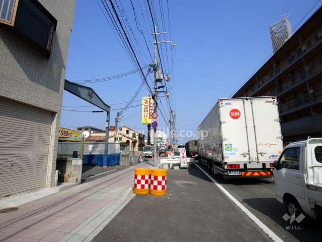 敷地出入り口は県道（尼崎宝塚線）に面しています。