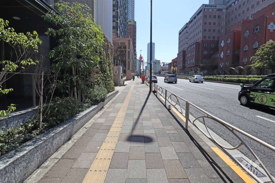 敷地西側の前面道路（北側から）