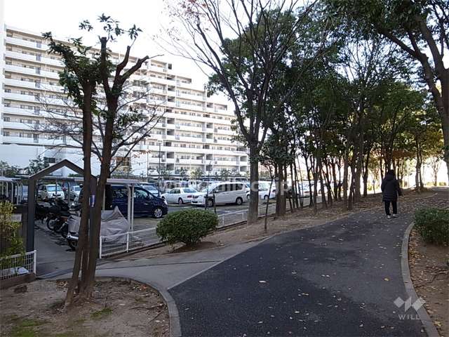 敷地東側には遊歩道にアクセスできる出入口があります。