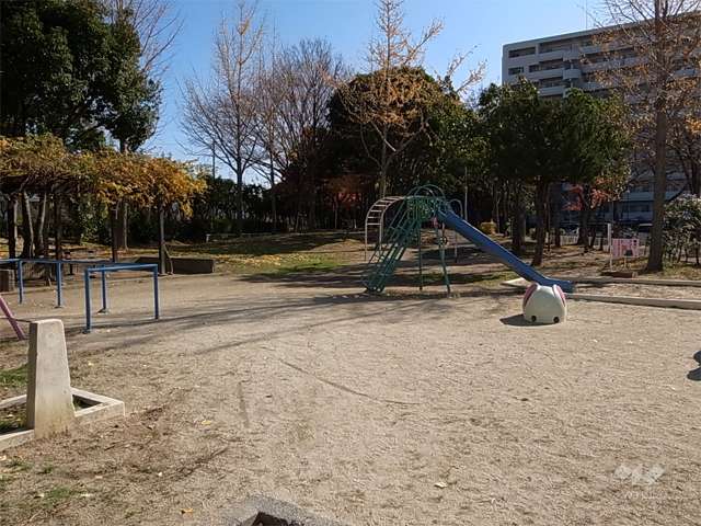敷地に隣接して「東難波4丁目子ども広場」があります。