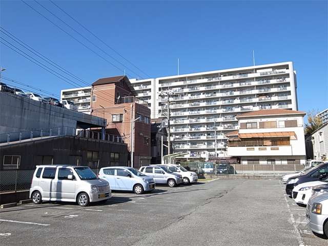 周辺は住宅の他、一部工場もありますが、静かな住環境です。