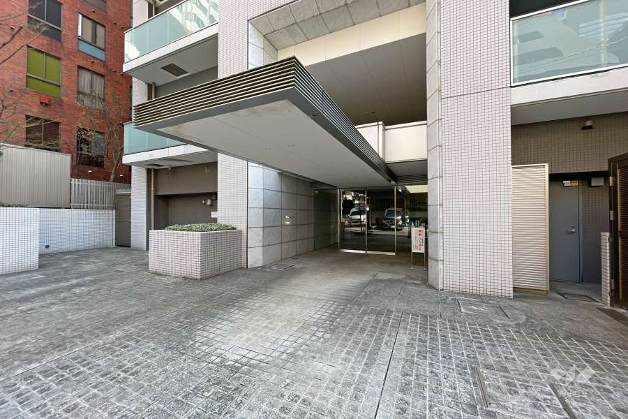 北側のエントランス