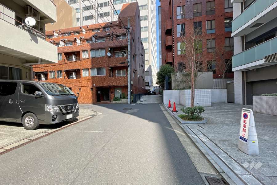 敷地北側の前面道路（西側から）