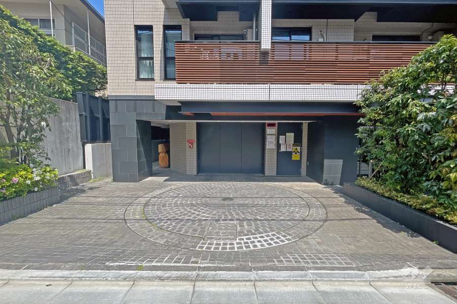 敷地内駐車場（屋内平面式）の出入り口