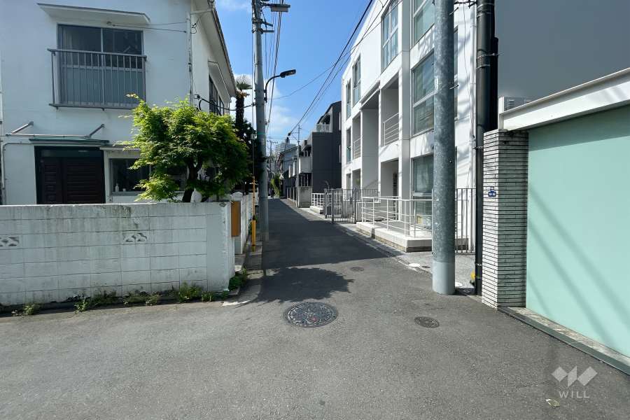 敷地東側の前面道路（北側から）