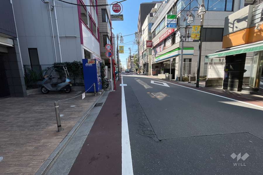 敷地西側の前面道路