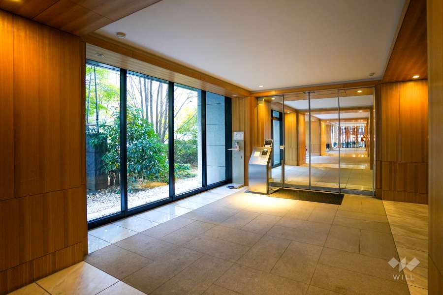 エントランスはオートロック付きです。　