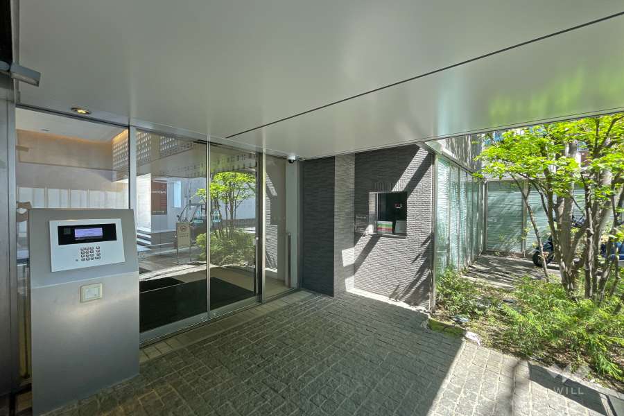 エントランスはオートロック付きです。