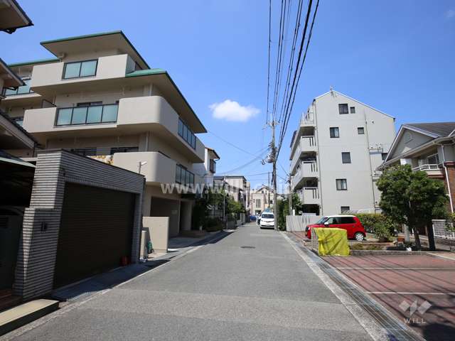 敷地北側の前面道路。周辺は区画の整った静かな住宅地です。