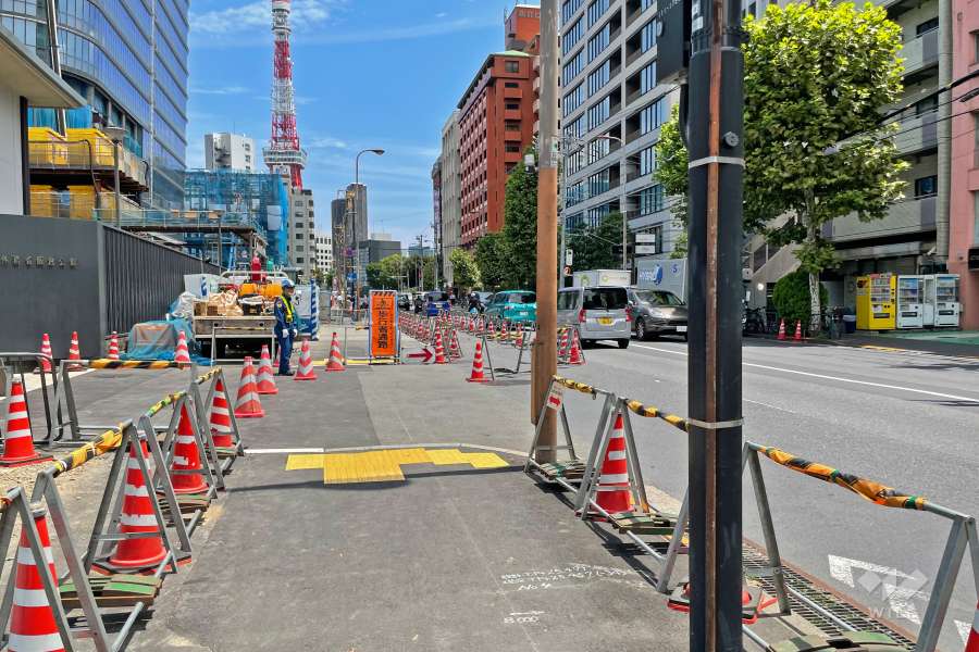 敷地北東側は外苑東通りに面しています。