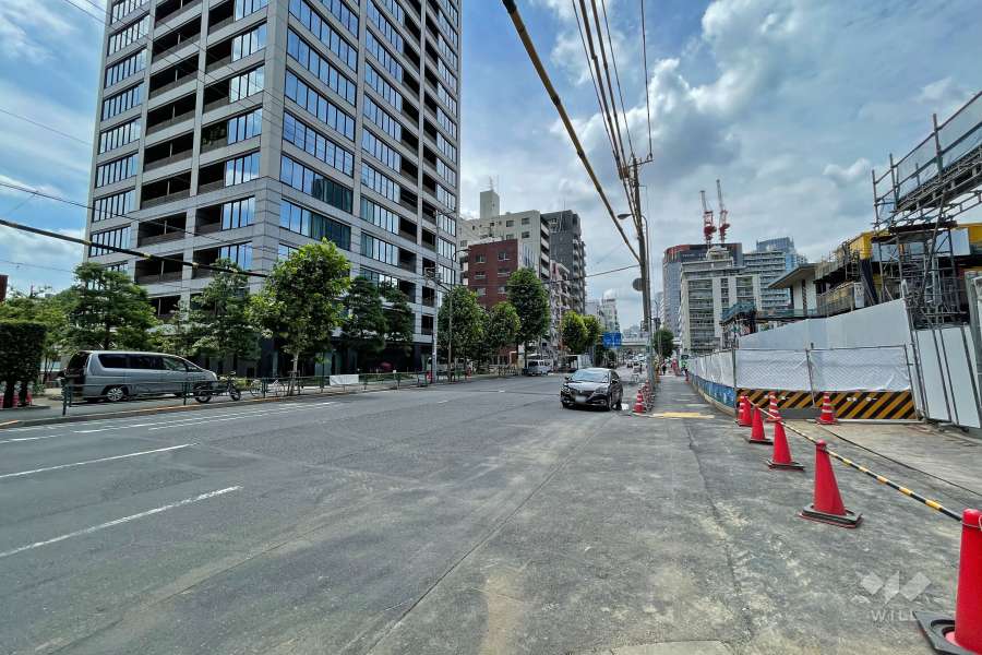 敷地北東側の前面道路（東側から）