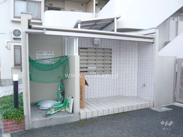 共用ポストとゴミ置き場