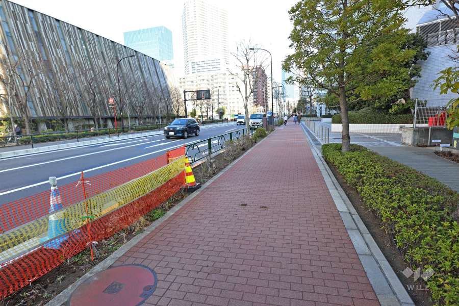 敷地西側の前面道路（南側から）。4車線のバス通りです。