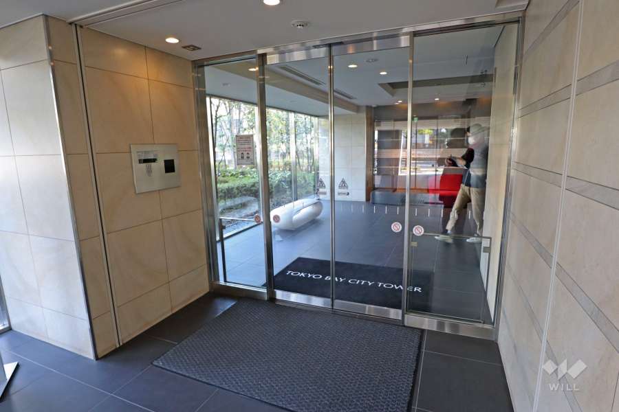 エントランスはオートロック付きです。